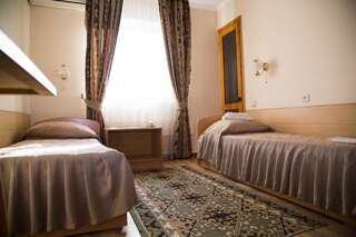 Отель Alpinist Hotel Бишкек Стандартный двухместный номер с 1 кроватью или 2 отдельными кроватями-4