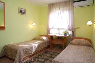 Отель Alpinist Hotel Бишкек Стандартный двухместный номер с 1 кроватью или 2 отдельными кроватями-5