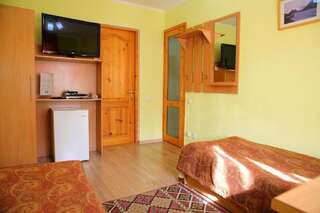 Отель Alpinist Hotel Бишкек Стандартный двухместный номер с 1 кроватью или 2 отдельными кроватями-12